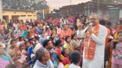भाजपा प्रत्याशी बिरंची नारायण ने डोर टू डोर किया जनसंपर्क