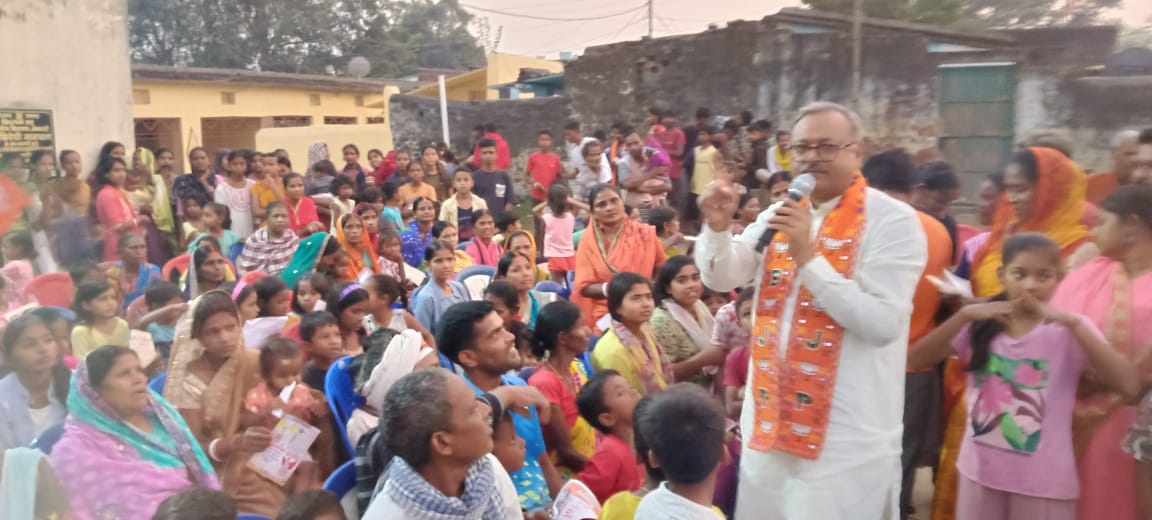 भाजपा प्रत्याशी बिरंची नारायण ने डोर टू डोर किया जनसंपर्क भाजपा प्रत्याशी बिरंची नारायण ने डोर टू डोर किया जनसंपर्क