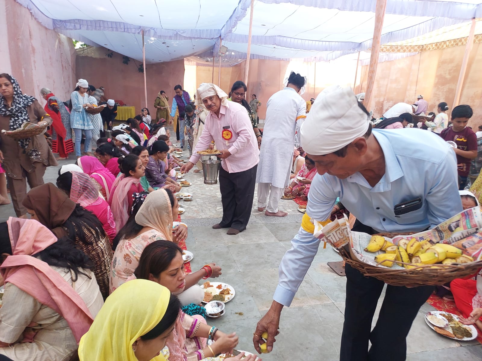 हरि ओम मंदिर लालबाग में हुआ भजन कीर्तन व विशाल लंगर