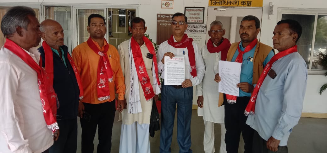 खाद की कालाबाजारी पर रोक लगाने को लेकर भाकपा व किसान सभा ने संयुक्त रूप एडीएम को सौंपा ज्ञापन। खाद की कालाबाजारी पर रोक लगाने को लेकर भाकपा व किसान सभा ने संयुक्त रूप एडीएम को सौंपा ज्ञापन।