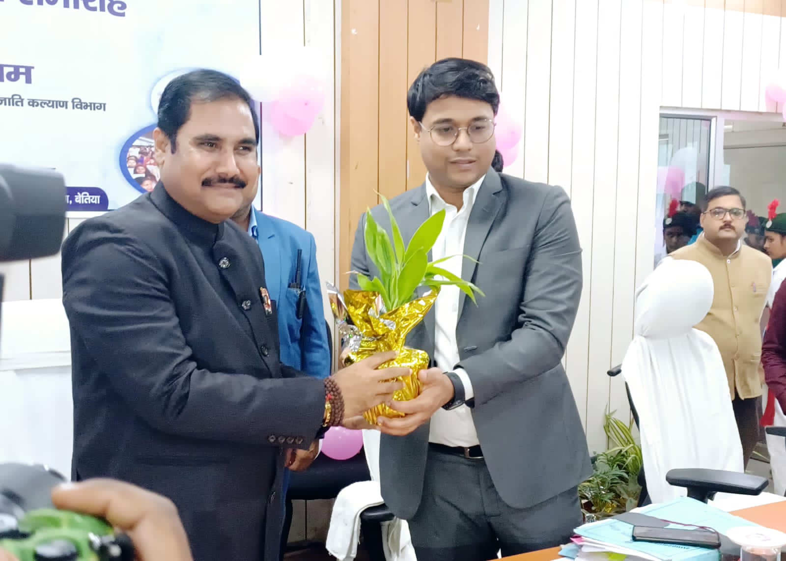 समाहरणालय सभाकक्ष में पश्चिम चम्पारण जिले के 04 हजार आठ सौ 55 विशिष्ट शिक्षकों के नियुक्ति पत्र वितरण समारोह सम्पन्न।