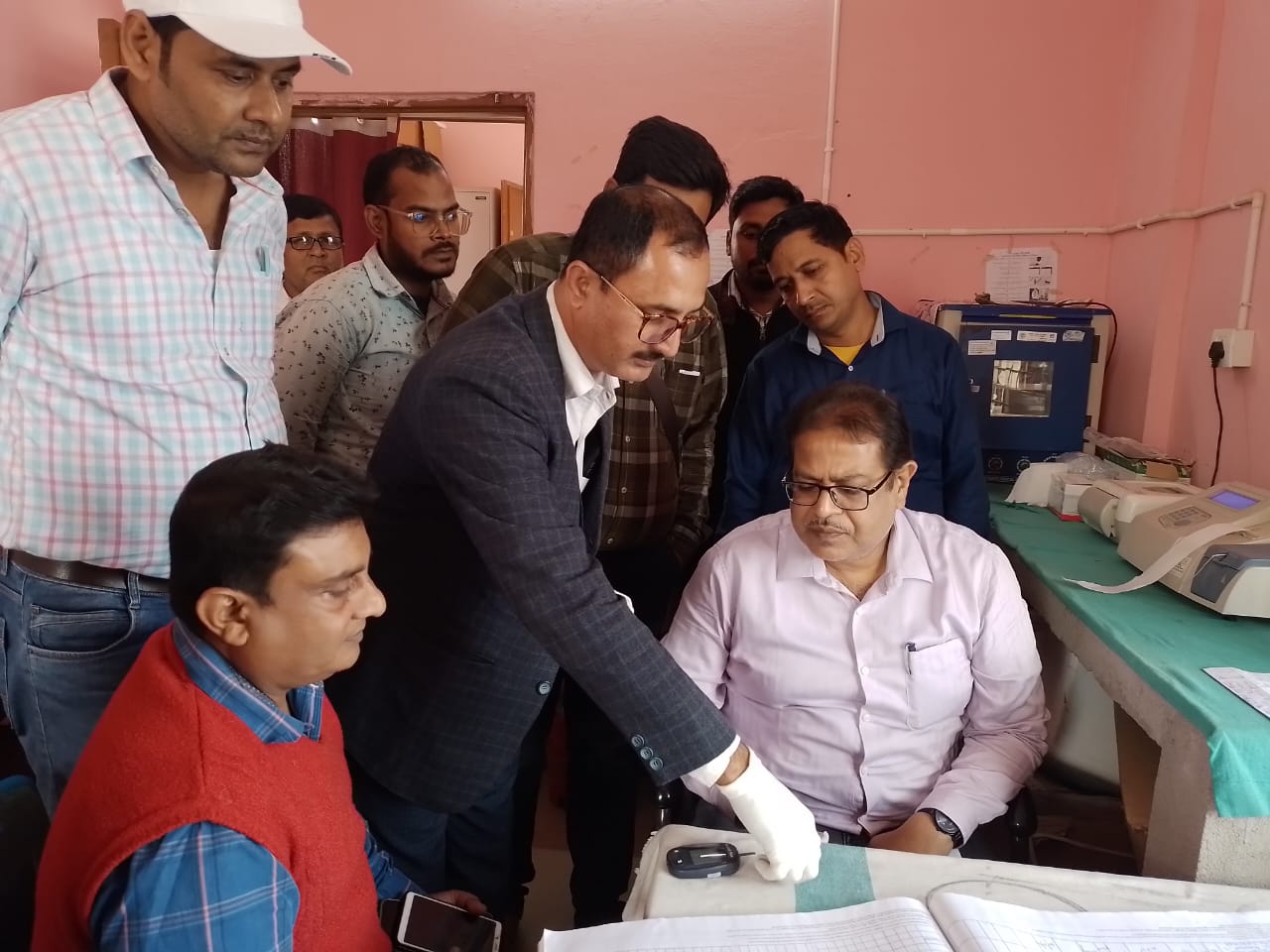 जिलास्तरीय पदाधिकारियों ने प्राथमिक स्वास्थ्य केन्द्र, अनुमंडलीय अस्पतालों का किया औचक निरीक्षण
