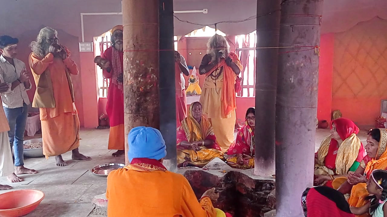जड़ी बूटियों से निर्मित हवन सामग्री से दी गई आहुति जड़ी बूटियों से निर्मित हवन सामग्री से दी गई आहुति