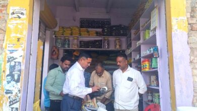 घोरावल में-खाद एवं बीज की दुकानों पर औचक छापेमारी,अनियमितताओं के कारण लाइसेंस निलंबित,