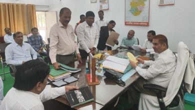जिलाधिकारी ने जनसुनवाई के दौरान दूर-दराज से आये हुये शिकायतकर्ताओं की सुनी समस्याएं