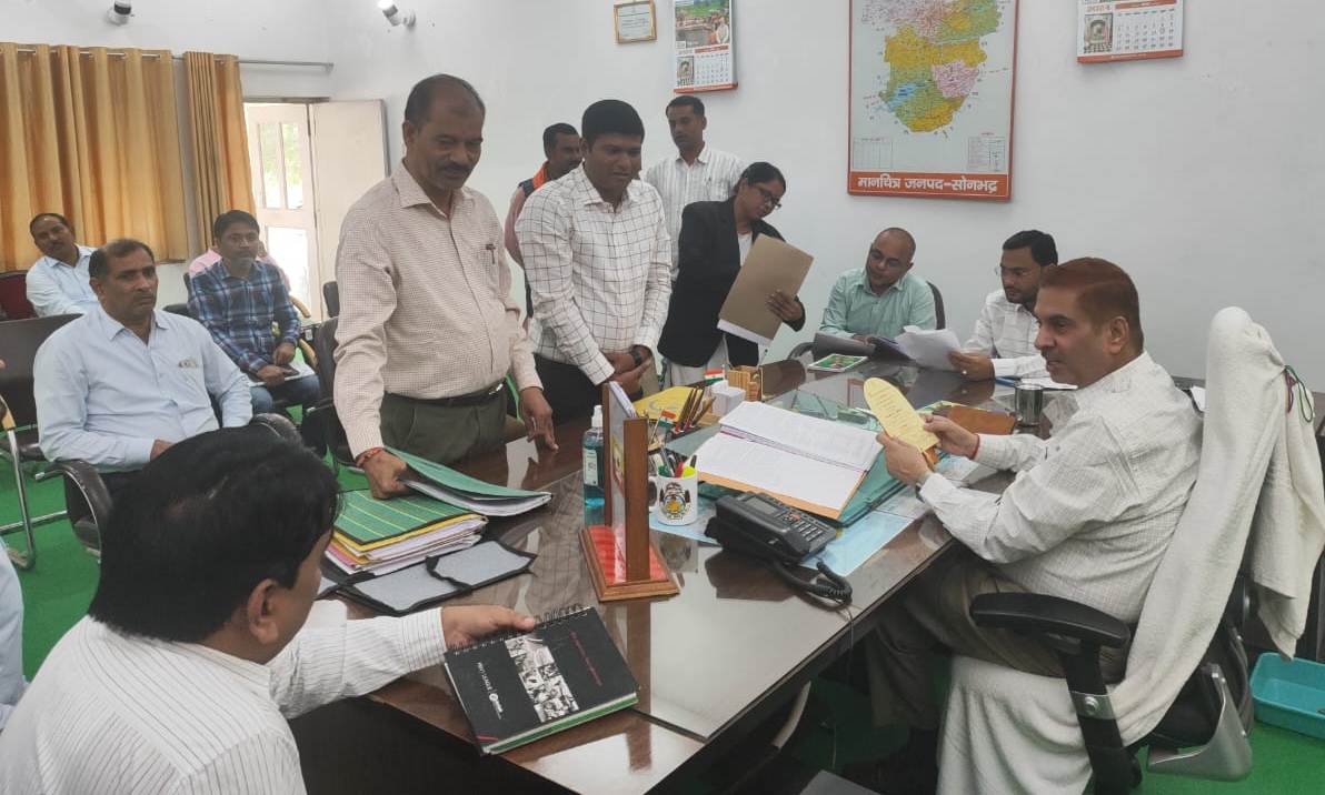 जिलाधिकारी ने जनसुनवाई के दौरान दूर-दराज से आये हुये शिकायतकर्ताओं की सुनी समस्याएं जिलाधिकारी ने जनसुनवाई के दौरान दूर-दराज से आये हुये शिकायतकर्ताओं की सुनी समस्याएं