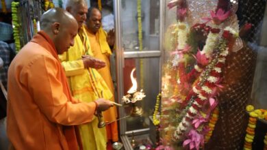 महाकुम्भ 2025 विशेष-सीएम योगी ने किया नागवासुकि का दर्शन, गंगा पुत्र भीष्म की उतारी आरती