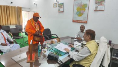 जिलाधिकारी ने जनसुनवाई के दौरान दूर-दराज से आये हुये शिकायतकर्ताओं की सुनी समस्याएं