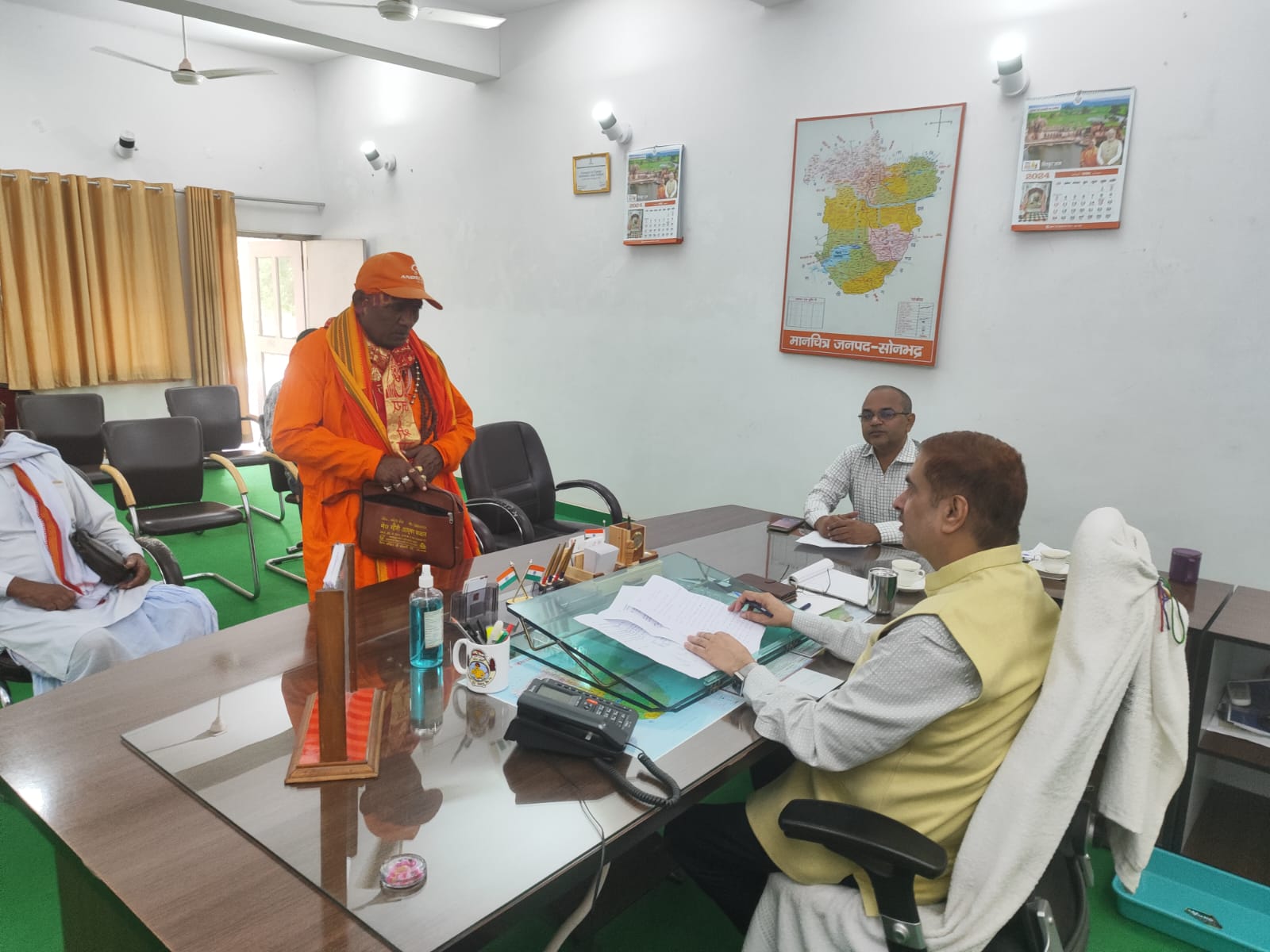 जिलाधिकारी ने जनसुनवाई के दौरान दूर-दराज से आये हुये शिकायतकर्ताओं की सुनी समस्याएं