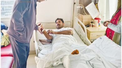 निजी सहायक का कुशल-क्षेम जानने पहुंचे राजा भईया