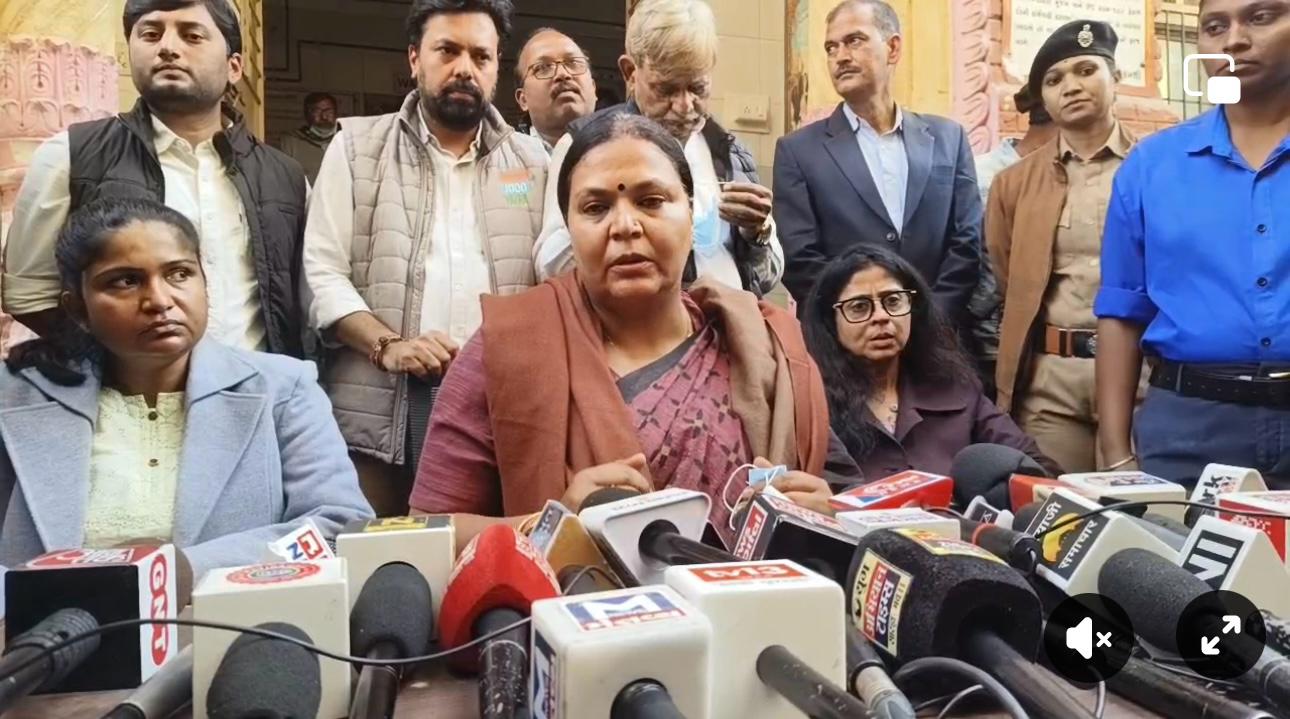 झारखण्ड की दुष्कर्म पीड़िता से गुजरात मिलने पहुंची मंत्री