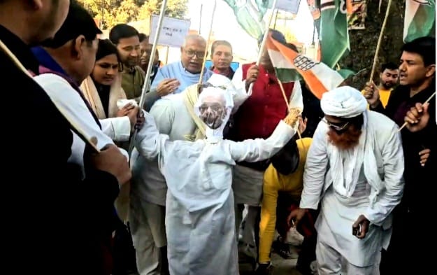 कांग्रेस ने मोतिहारी में गृहमंत्री अमित शाह का पुतला दहन किया