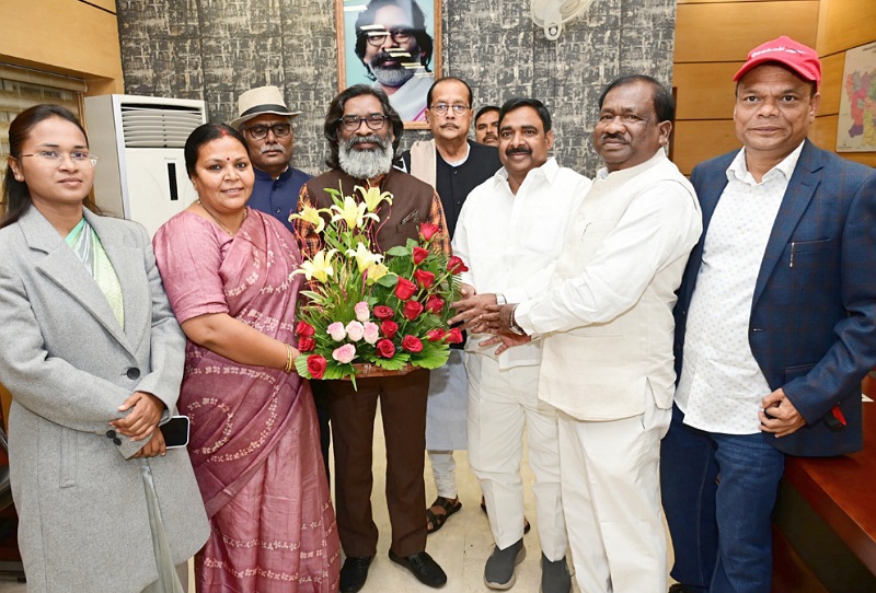 मुख्यमंत्री हेमन्त सोरेन से राज्य सरकार के नवनियुक्त मंत्रीगणों ने शिष्टाचार भेंट की।