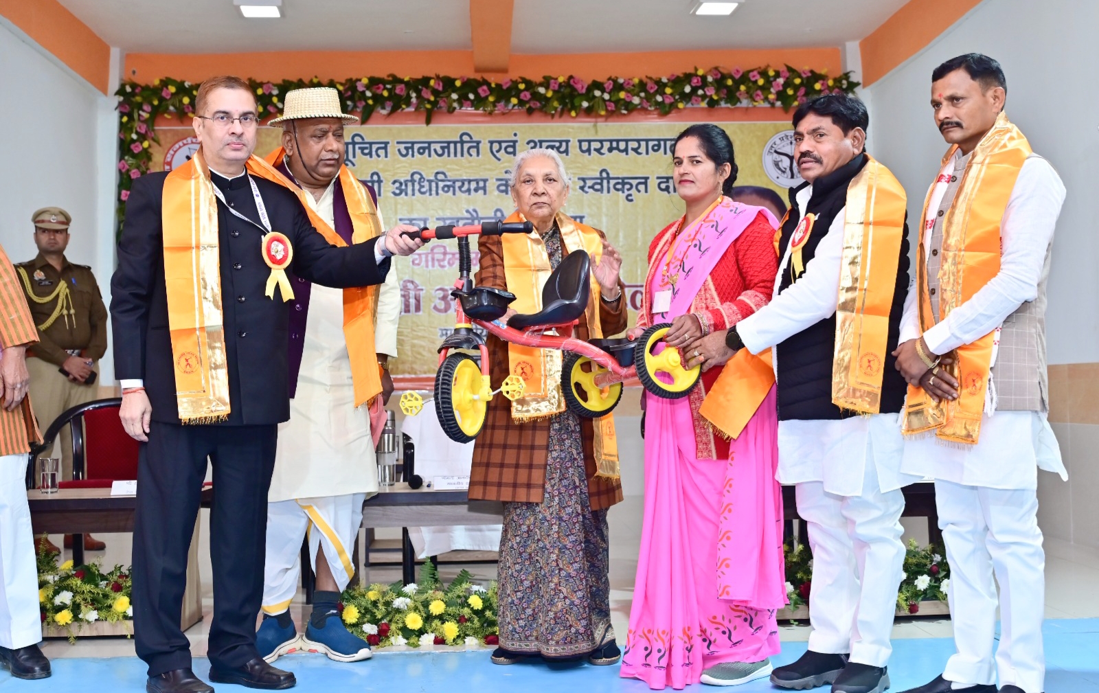 राज्यपाल आनंदीबेन पटेल ने सेवाकुंज आश्रम चपकी में अनुसूचित जनजाति एवं वनवासी को वनाधिकार के तहत पट्टा वितरण किये 