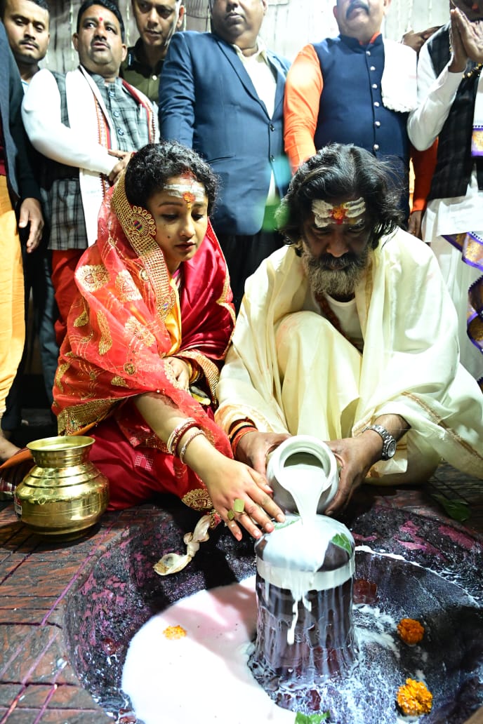 मुख्यमंत्री हेमन्त सोरेन एवं विधायक कल्पना सोरेन ने दुमका जिला स्थित बासुकीनाथ मंदिर में की पूजा-अर्चना।