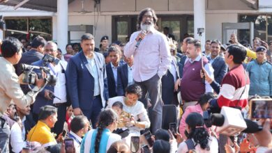 सखी दीदियों ने मुख्यमंत्री हेमन्त सोरेन का आभार व्यक्त करते हुए उनका अभिनंदन किया।