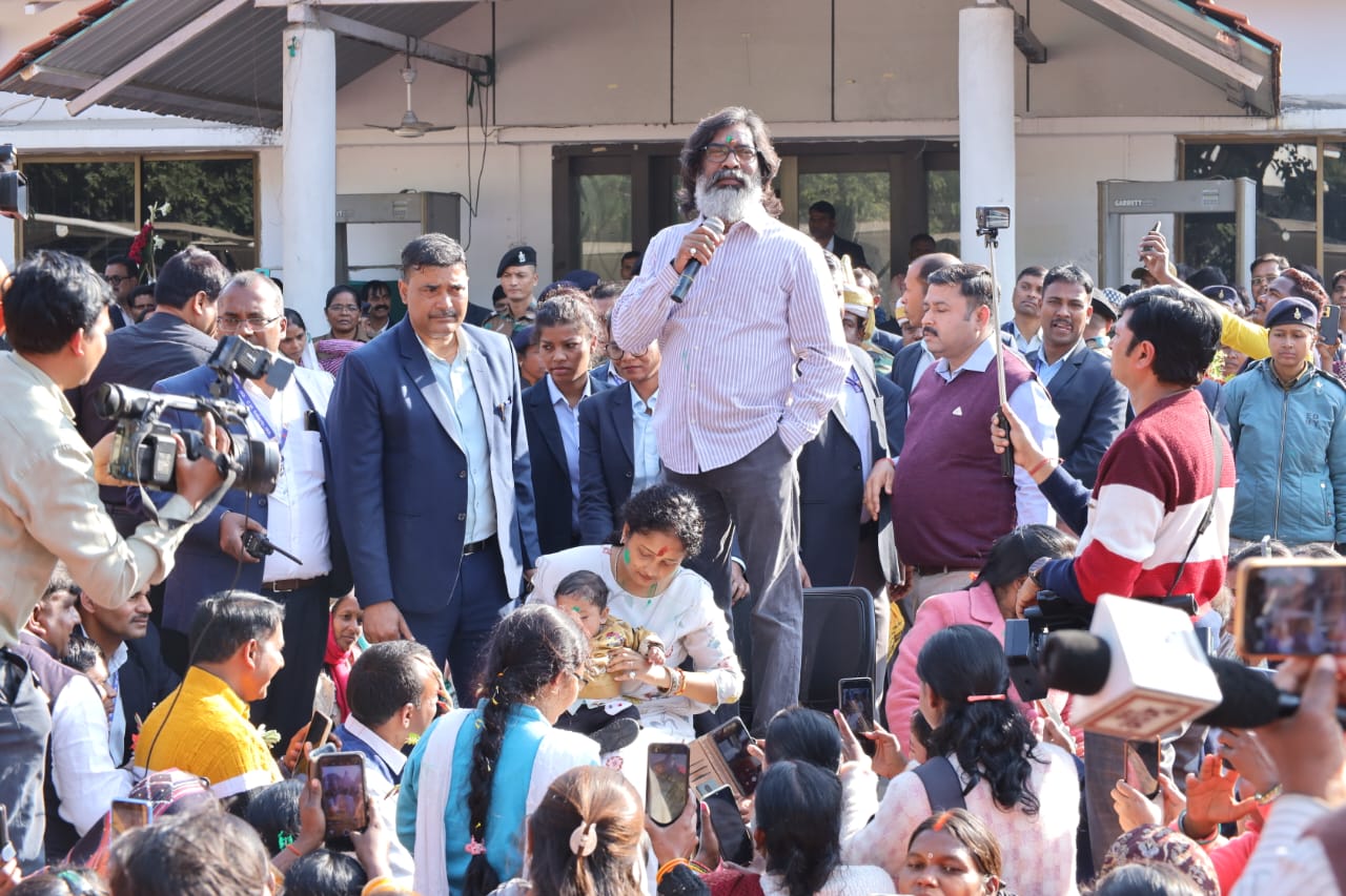 सखी दीदियों ने मुख्यमंत्री हेमन्त सोरेन का आभार व्यक्त करते हुए उनका अभिनंदन किया।