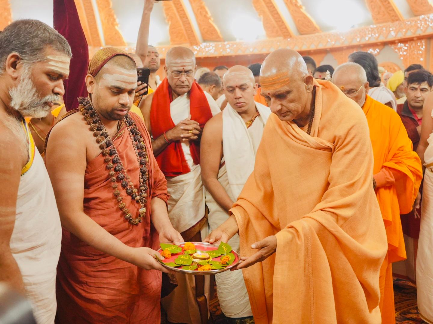 प्रभु प्रेमी संघ शिविर में हुआ श्रृंगेरी शंकराचार्य जी का शुभागमन प्रभु प्रेमी संघ शिविर में हुआ श्रृंगेरी शंकराचार्य जी का शुभागमन