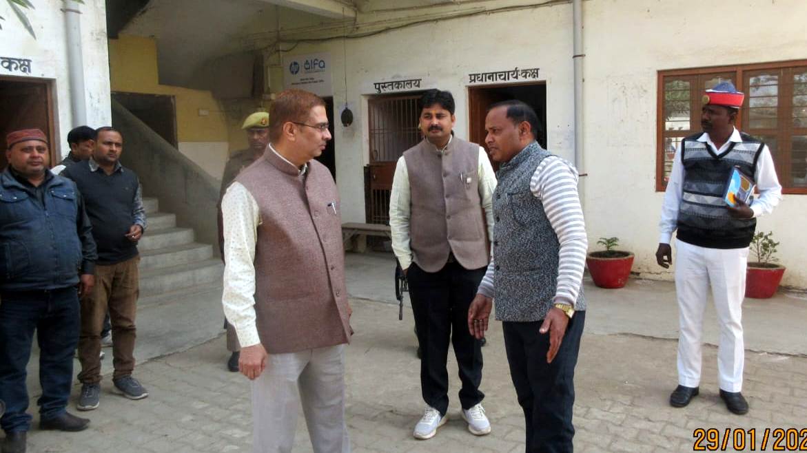 जिलाधिकारी ने सुबह आदर्श इण्टर कालेज स्वयं जाकर श्रद्धालुओं के रहने की ली जानकारी