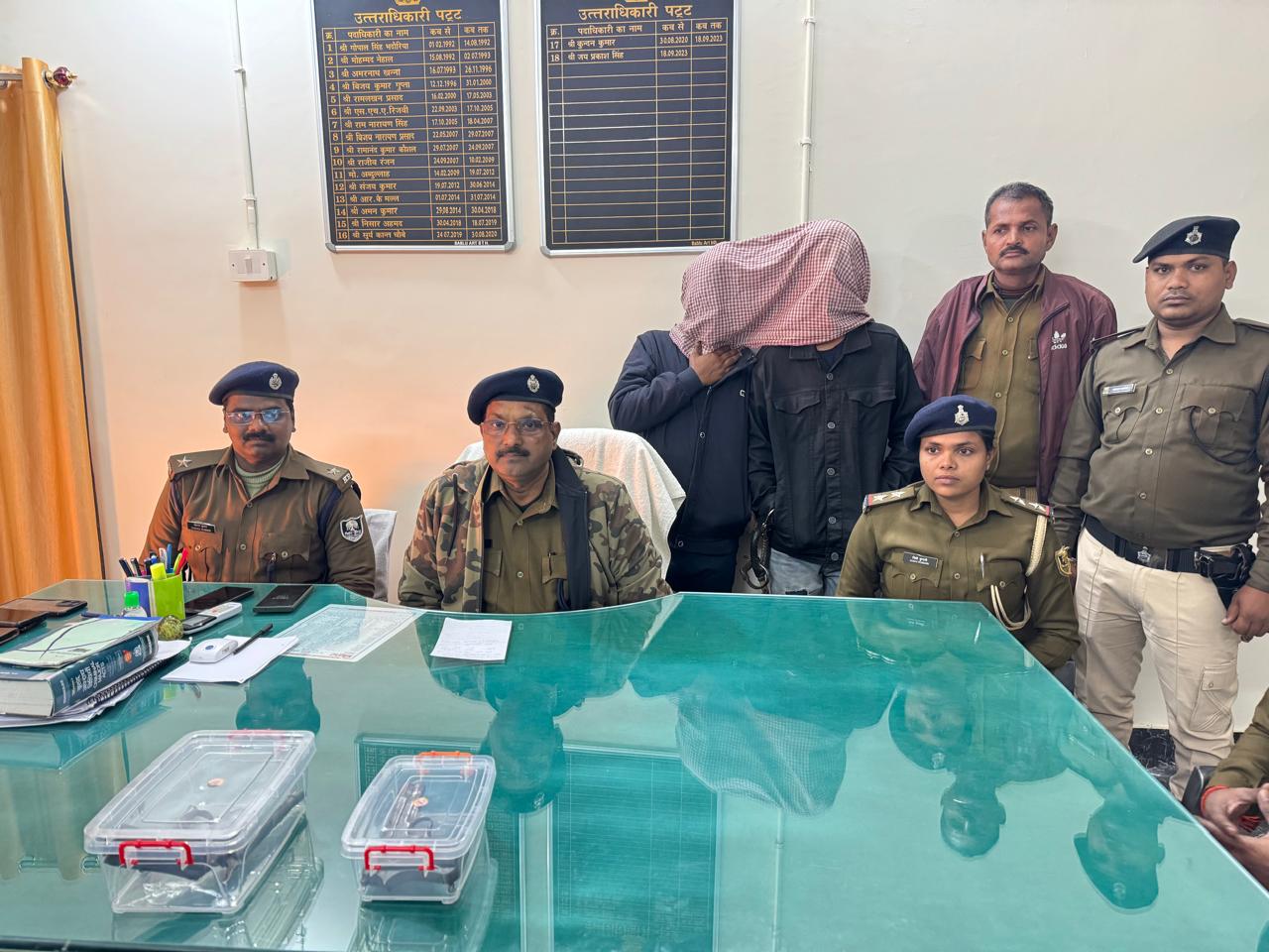 वाहन जांच के दौरान साथी पुलिस ने एक लोडेड पिस्तौल एवं एक देसी कट्टा के साथ दो अपराधियों को धर दबोचा वाहन जांच के दौरान साथी पुलिस ने एक लोडेड पिस्तौल एवं एक देसी कट्टा के साथ दो अपराधियों को धर दबोचा