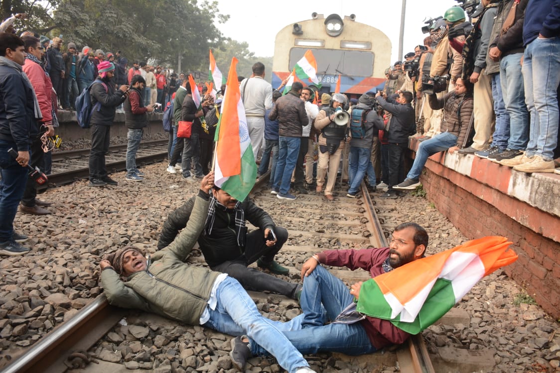 BPSC छात्रों के समर्थन में सांसद पप्पू यादव का बिहार बंद: सचिवालय हॉल्ट स्थित रेल ट्रैक पर पप्पू यादव ने समर्थकों किया प्रदर्शन