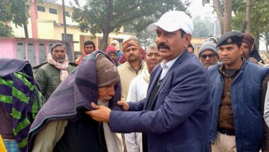 जिलाधिकारी ने मैनाटॉड प्रखंड कार्यालय परिसर में जरूरतमंदों को ओढ़ाया कंबल