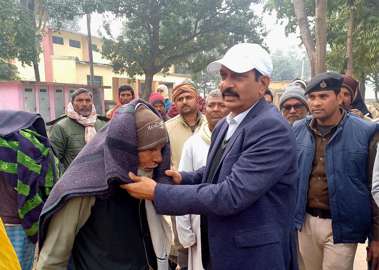 जिलाधिकारी ने मैनाटॉड प्रखंड कार्यालय परिसर में जरूरतमंदों को ओढ़ाया कंबल