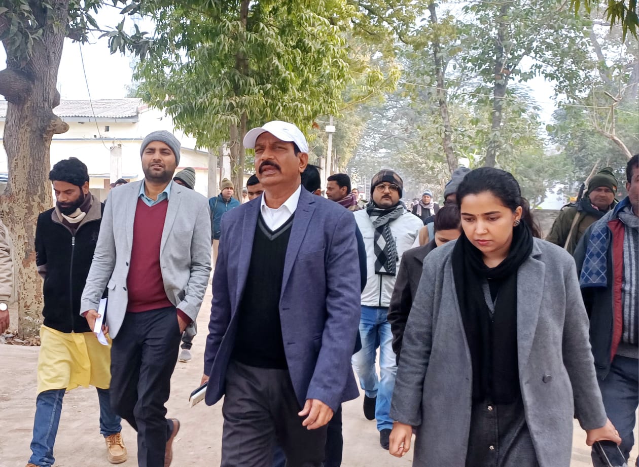 जिलाधिकारी ने पंचायत सरकार भवन मैनाटांड़ अवस्थित पुस्तकालय का किया उद्घाटन