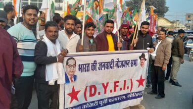 छात्र युवा संघर्ष मोर्चा के द्वारा मोतिहारी में गांधी चौक पर नीतीश कुमार का पुतला दहन किया