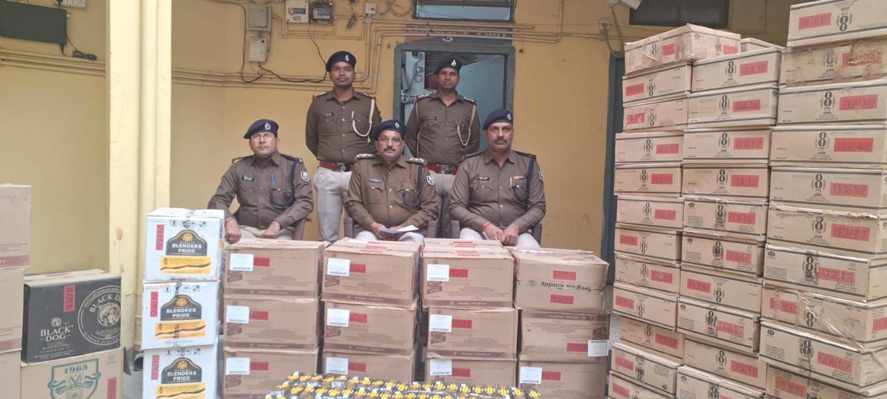 ईंट लदे ट्रैक्टर ट्राली में छुपा कर रखे गए भारी मात्रा में विदेशी शराब बरामद