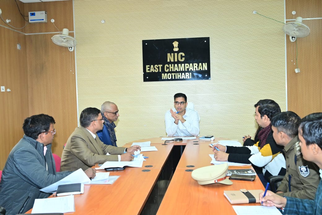 हाजीपुर – सुगौली नई रेल परियोजना से संबंधित भू – अर्जन के कार्यों की जिलाधिकारी ने की समीक्षा