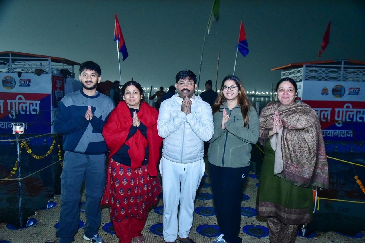 महाकुंभ 2025: मंत्री नंद गोपाल गुप्ता ‘नंदी’ ने सपरिवार त्रिवेणी संगम में आस्था और पुण्य की डुबकी लगाई