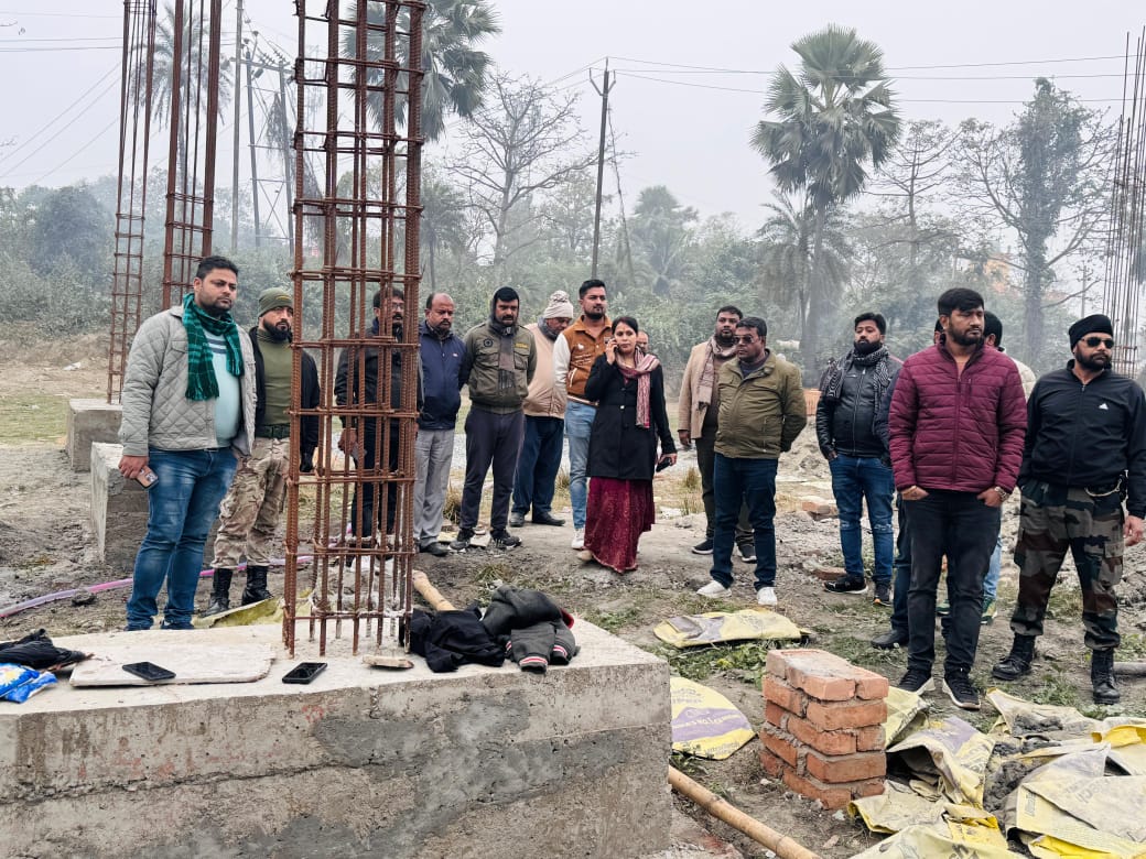महापौर के द्वारा शवदाहगृह के कार्यस्थल का निरिक्षण के दौरान निर्माण कार्य में पाया गया अनियमितता