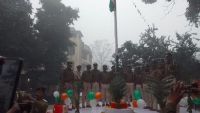 तिरंगा झंडा को सलामी देते हुए फहारा गया।
