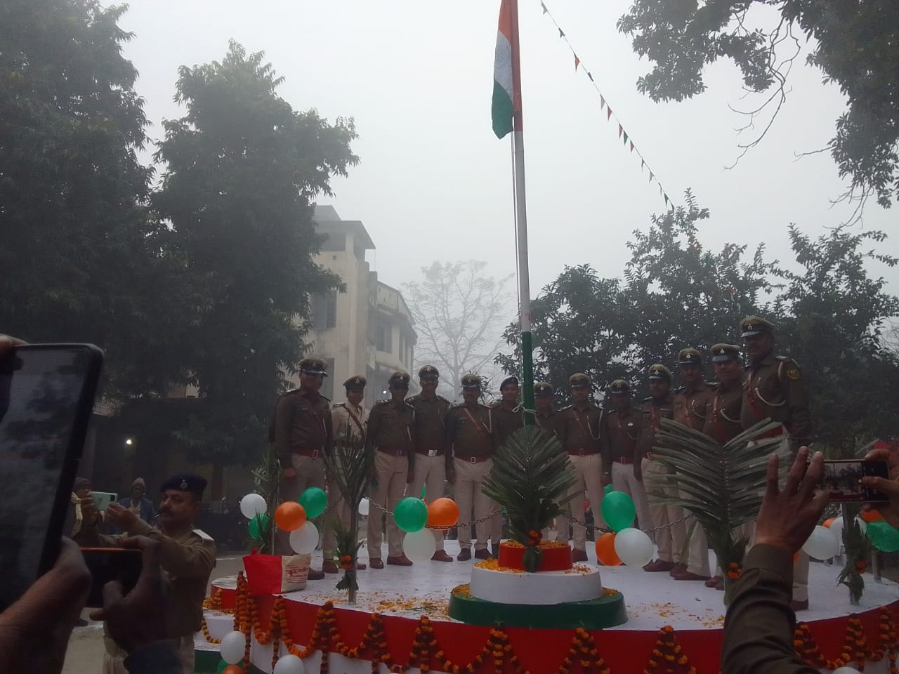 तिरंगा झंडा को सलामी देते हुए फहारा गया। तिरंगा झंडा को सलामी देते हुए फहारा गया।