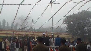 गणतंत्र दिवस का तिरंगा झंडा आसमान में लहराया