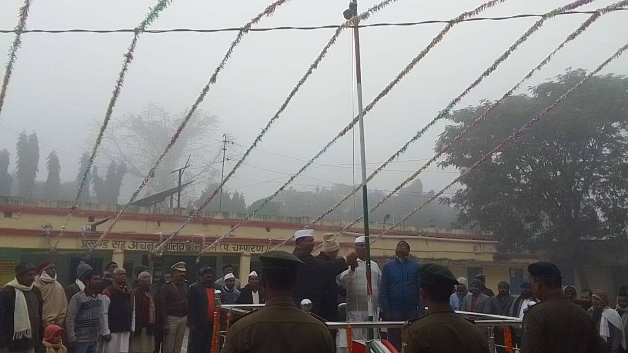 गणतंत्र दिवस का तिरंगा झंडा आसमान में लहराया गणतंत्र दिवस का तिरंगा झंडा आसमान में लहराया