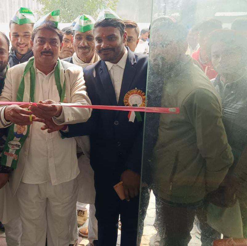 जदयू नेता अलीहसन ने फीता काटकर किया कार्यालय का उद्घाटन जदयू नेता अलीहसन ने फीता काटकर किया कार्यालय का उद्घाटन