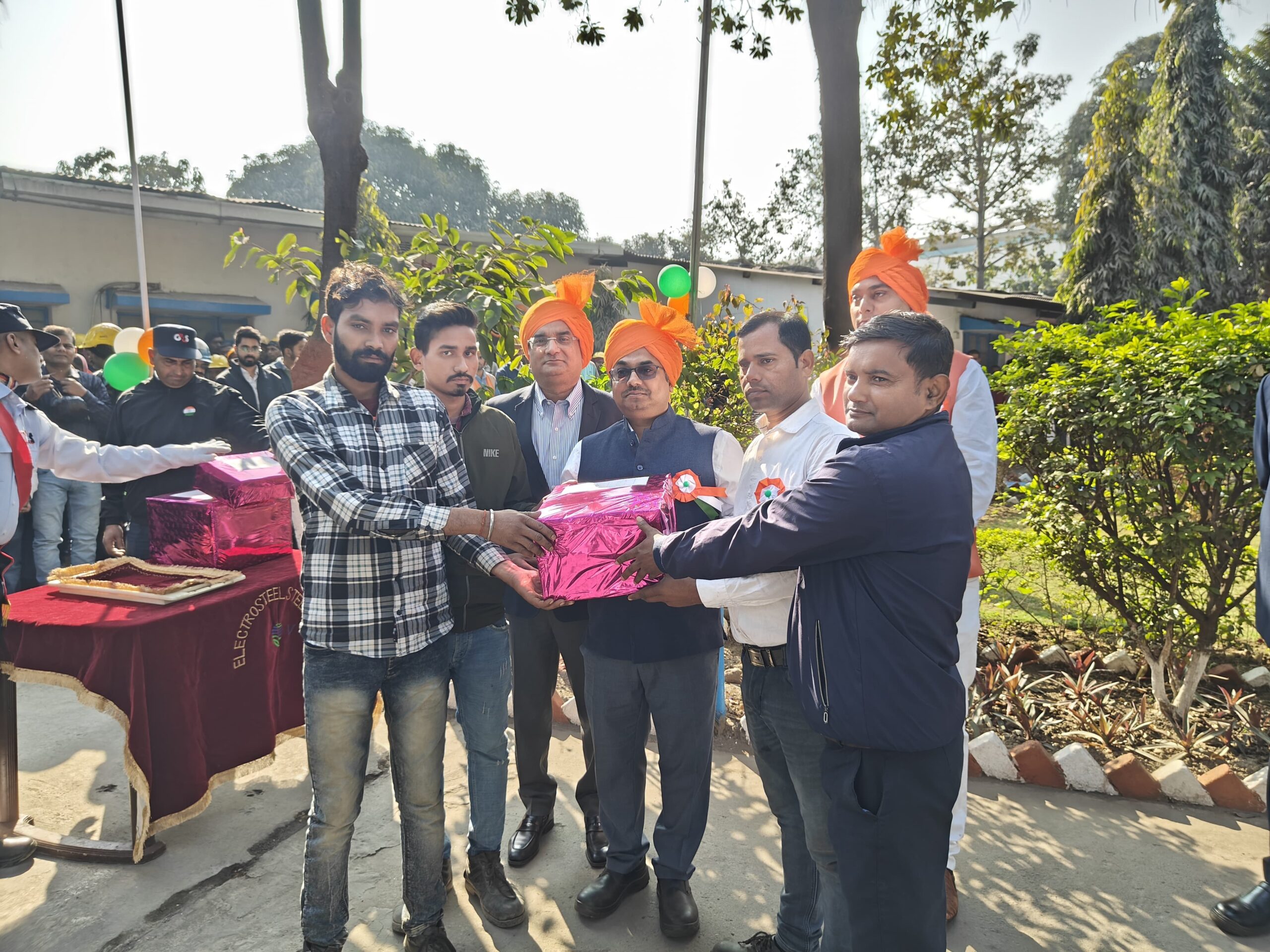 वेदांता ईएसएल ने कर्मचारियों को सम्मानित किया 