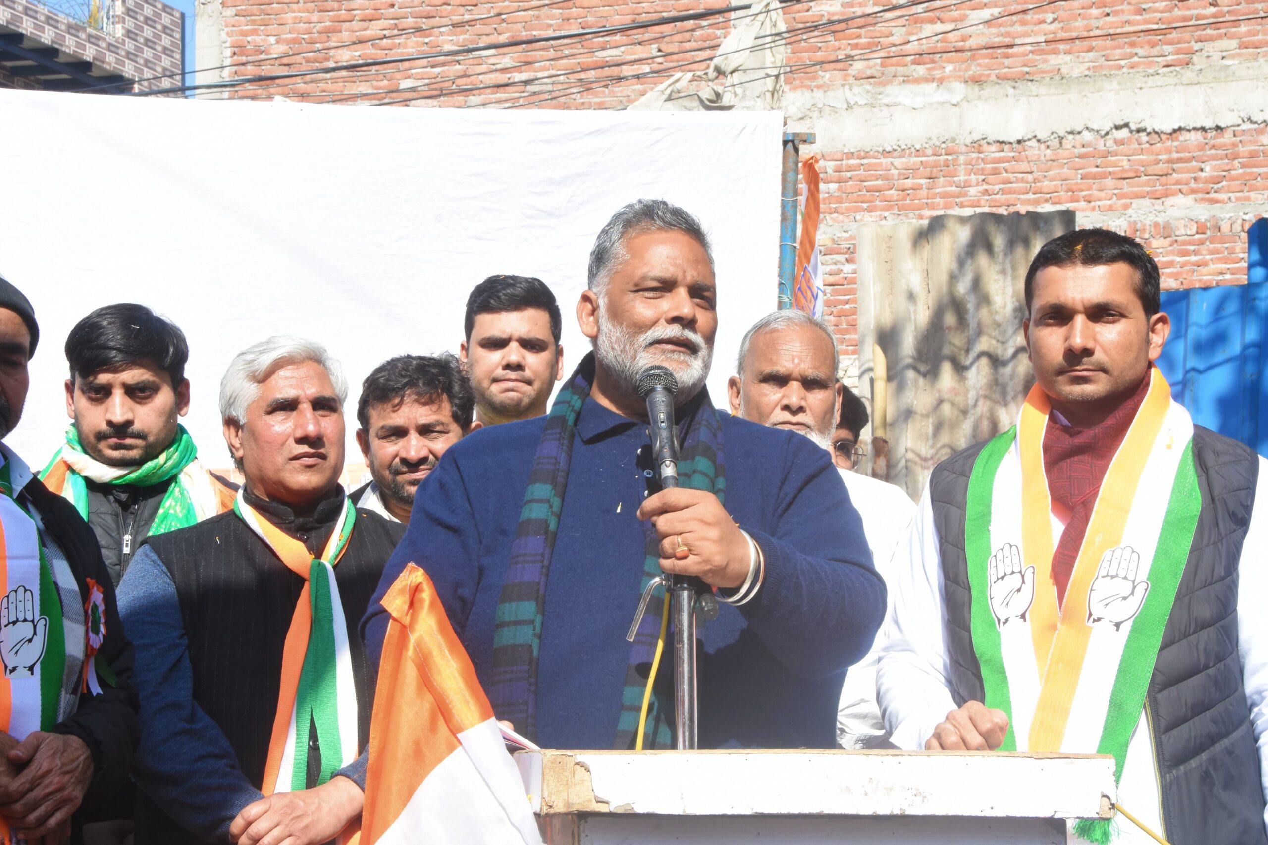 संगम विहार में पूर्णिया सांसद पप्पू यादव ने कांग्रेस उम्मीदवार हर्ष चौधरी के लिए किया जनसभा