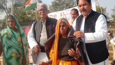 बापू की पुण्यतिथि पर जरूरतमंदों को बांटे कंबल , बाबा साहब सम्मान चौपाल का किया आयोजन ।