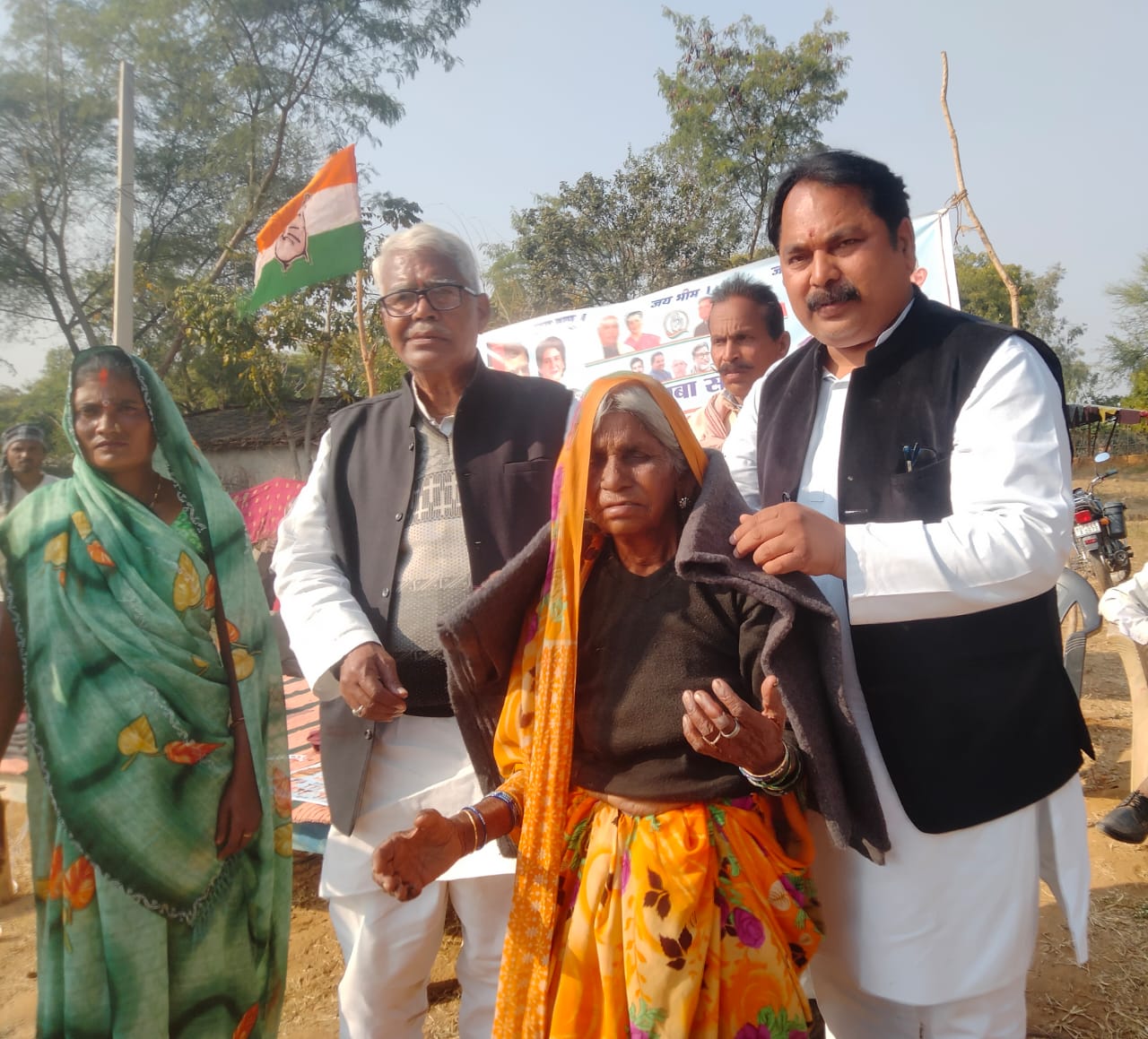 बापू की पुण्यतिथि पर जरूरतमंदों को बांटे कंबल , बाबा साहब सम्मान चौपाल का किया आयोजन ।