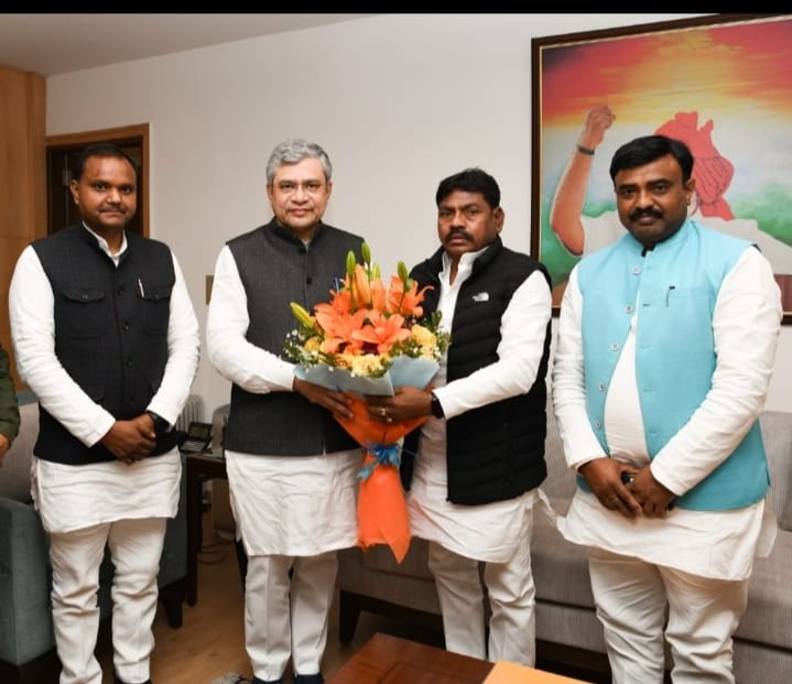 जुगैल मे मोबाइल नेटवर्क को लेकर दूरसंचार  मंत्री को ज्ञापन सौपा