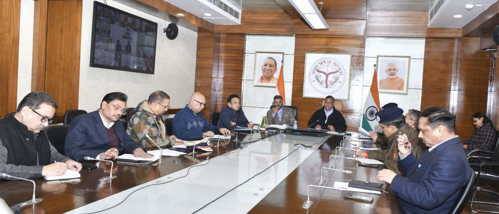 मुख्य सचिव की अध्यक्षता में कानून-व्यवस्था के सम्बन्ध में समस्त मण्डलायुक्तों, जिलाधिकारियों एवं वरिष्ठ पुलिस अधिकारियों के साथ बैठक