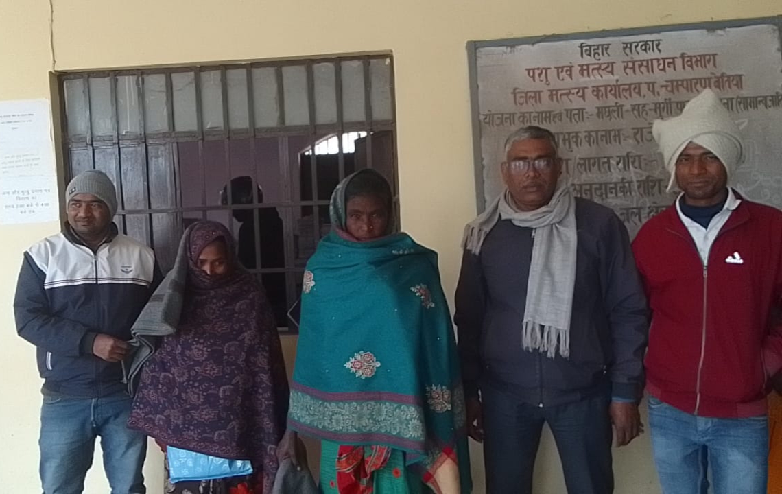 गरीब दर्जा के लोगों ठंड को देखते हुए मुखिया के द्वारा बांटा गया कंबल।