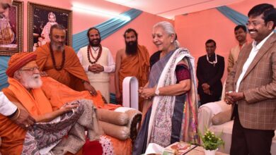 राज्यपाल आनंदीबेन पटेल ने महाकुम्भनगर स्थित श्रीगुरुकाश्र्णि कुंभ मेला शिविर में काश्र्णि पीठाधीश्वर श्रीशरणानंद महाराज, गोविंददेव गिरि और रमेश भाई ओझा से आत्मीय भेंट की