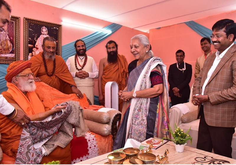 राज्यपाल आनंदीबेन पटेल ने महाकुम्भनगर स्थित श्रीगुरुकाश्र्णि कुंभ मेला शिविर में काश्र्णि पीठाधीश्वर श्रीशरणानंद महाराज, गोविंददेव गिरि और रमेश भाई ओझा से आत्मीय भेंट की