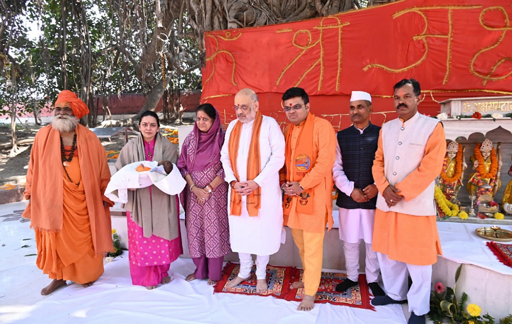 गृहमंत्री अमित शाह और मुख्यमंत्री योगी ने किया अक्षयवट का दर्शन