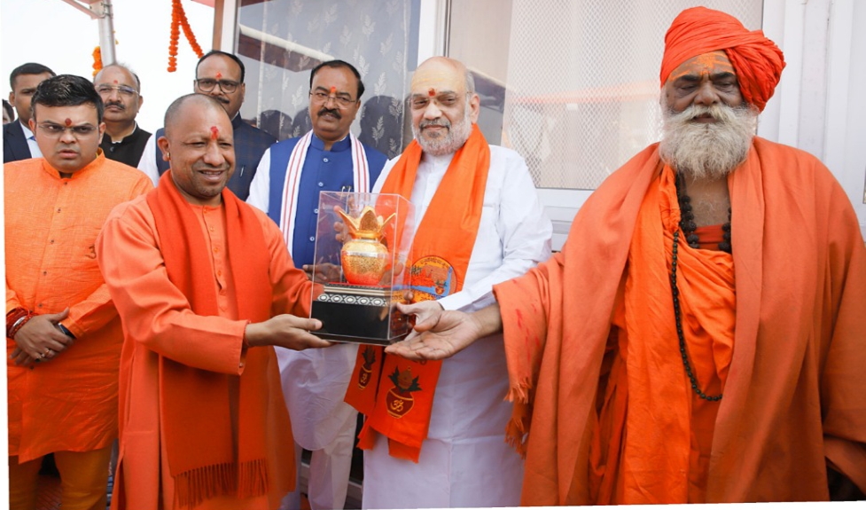 प्रयागराज पहुंचने पर सीएम योगी और दोनों डिप्टी सीएम ने किया गृहमंत्री अमित शाह का स्वागत