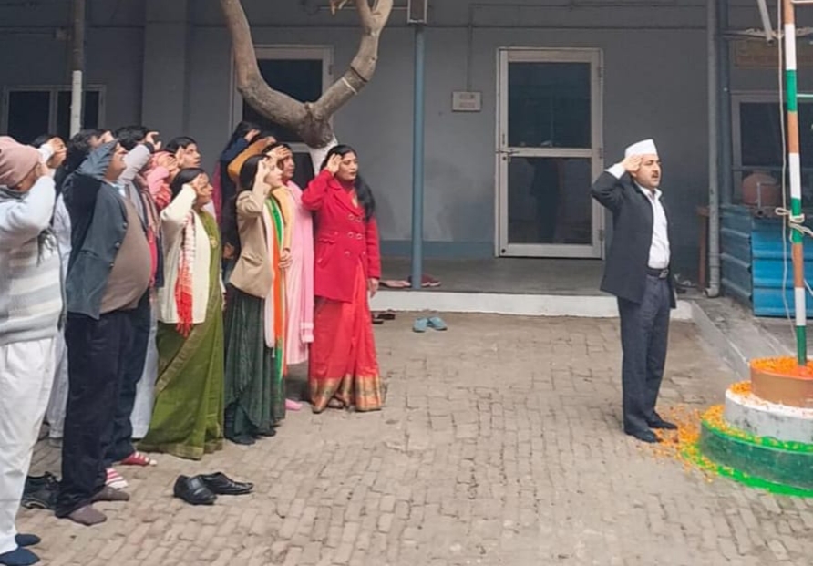 राधा कृष्ण सिकरिया बी. एड़ कॉलेज में फहराया गया झंडा l